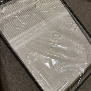 New Molly West Elegant White Handmade Floral Embroidered Wedding Keepsake Album